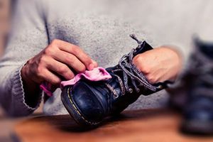 Як правильно доглядати за робочим взуттям